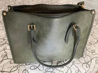 Bolso verde.