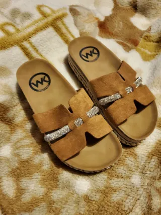 Sandalias Woman Key Marrón con Brillantes