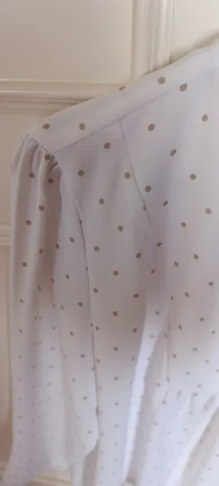 Blusón Cortefiel beige con lunares