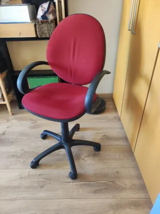 Silla giratoria de oficina roja y negra