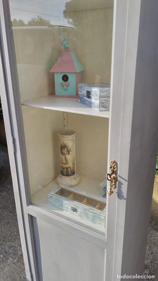 Vitrina antigua gris y blanca