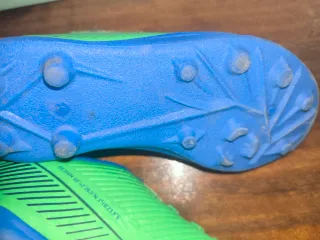 Botas de fútbol para niño talla 28