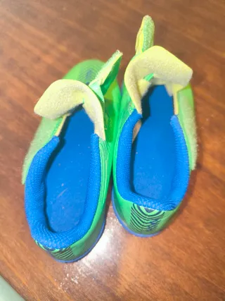 Botas de fútbol para niño talla 28