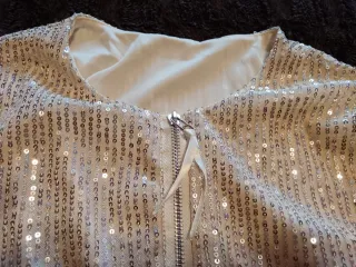 Chaqueta bomber lentejuelas crema