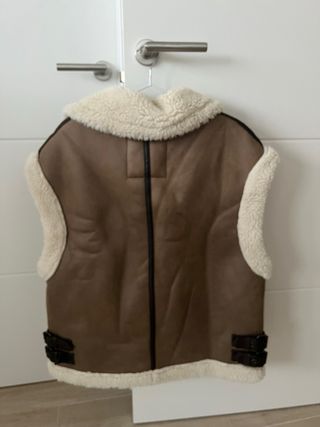 Chaleco Zara efecto piel con borreguito