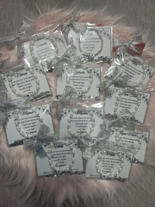 Pulseras de perlas con inicial