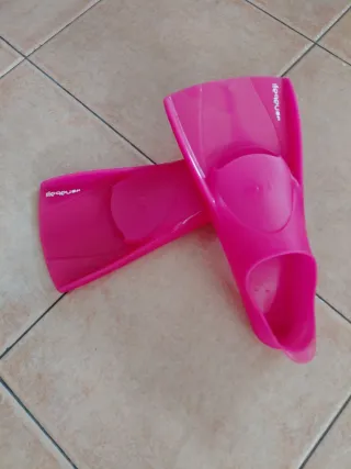 Aletas de natación rosas para niña