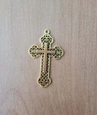 Cruz dorada para aderezo