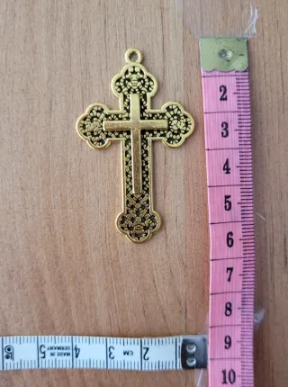 Cruz dorada para aderezo