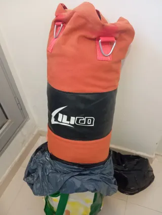 Saco de boxeo naranja y negro con base