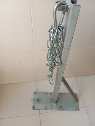 Saco de boxeo naranja y negro con base