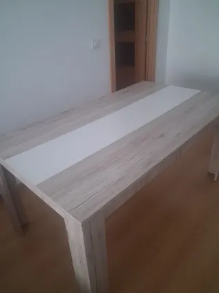 Mesa de comedor madera clara y blanca