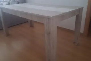 Mesa de comedor madera clara y blanca