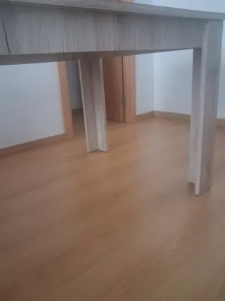 Mesa de comedor madera clara y blanca