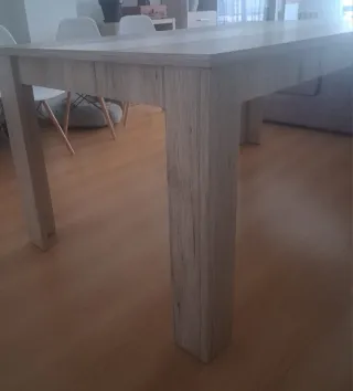 Mesa de comedor madera clara y blanca