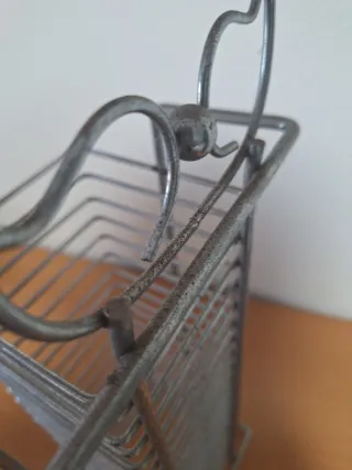 Porta CDs de metal plateado