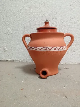 Botijo de barro vintage hecho a mano retro