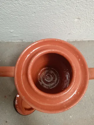 Botijo de barro vintage hecho a mano retro