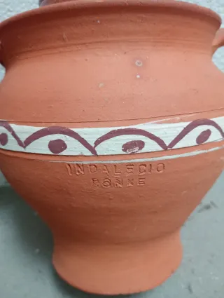 Botijo de barro vintage hecho a mano retro