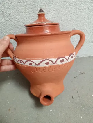 Botijo de barro vintage hecho a mano retro