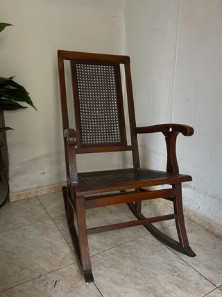 Balancín antiguo de madera y ratán