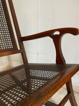 Balancín antiguo de madera y ratán