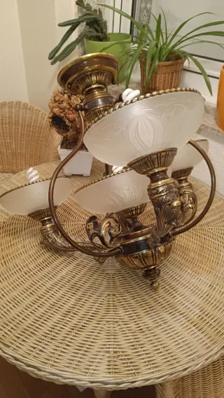 Lámpara de cobre artesanal con tulipas de cristal.