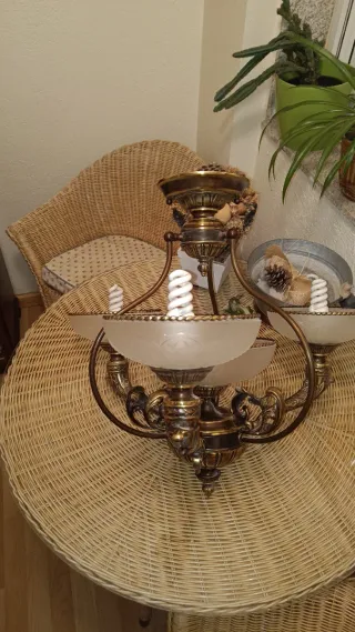 Lámpara de cobre artesanal con tulipas de cristal.