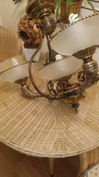 Lámpara de cobre artesanal con tulipas de cristal.