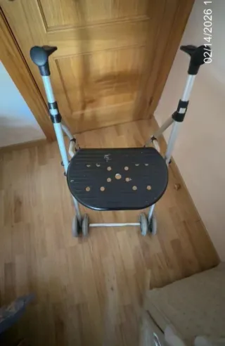 Andador plegable con asiento y ruedas, poco peso.