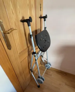 Andador plegable con asiento y ruedas, poco peso.