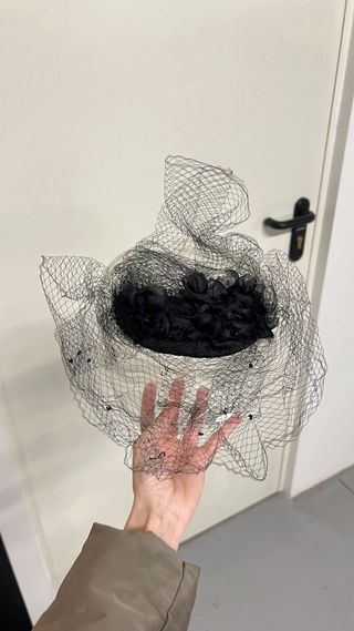 Tocado negro para el pelo con velo y flores