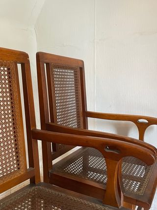 Par de sillas antiguas de madera con ratán