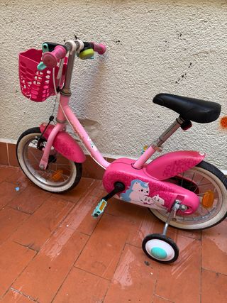 Bicicleta infantil rosa con cesta
