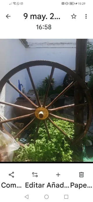 Rueda de carro antigua de madera