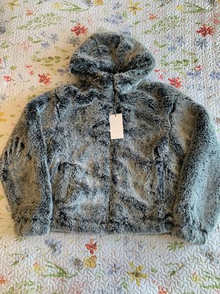 Cazadora Zara efecto pelo gris (T. M)