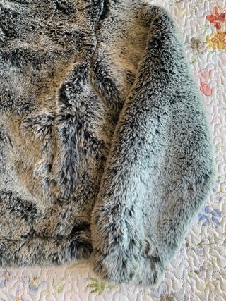 Cazadora Zara efecto pelo gris (T. M)