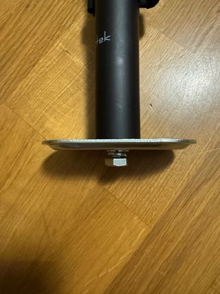 Soporte Monitor Negro Encastrable