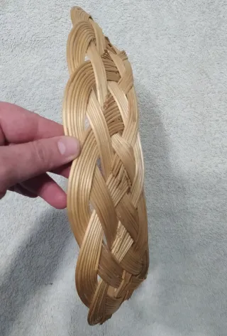 Cesta redonda de mimbre tejida