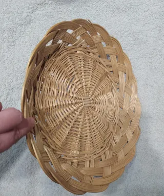 Cesta redonda de mimbre tejida