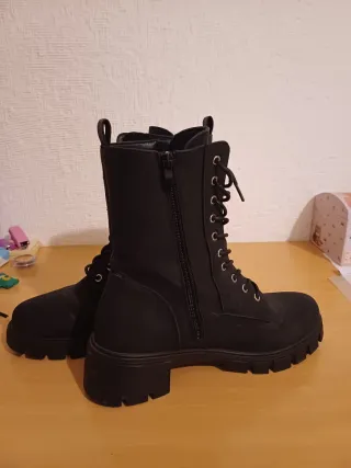 Botines negros con cremallera y hebillas