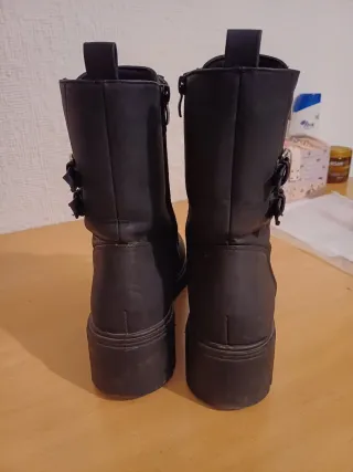 Botines negros con cremallera y hebillas