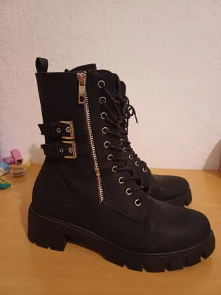 Botines negros con cremallera y hebillas