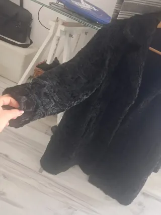 Abrigo negro elegante. Astracan