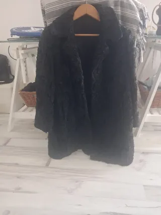 Abrigo negro elegante. Astracan