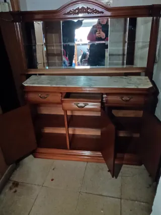 Mueble recibidor con espejo y mármol