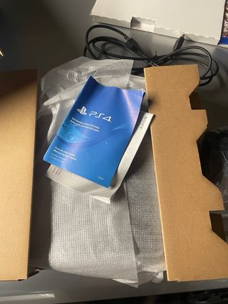 PlayStation 4 1TB+2 comandos+ Jogos tudo original