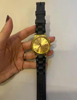 Reloj esfera dorada con correa negra