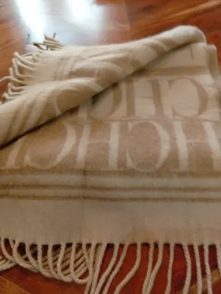 Bufanda Carolina Herrera Beige