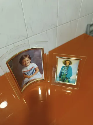 Marcos de fotos dorados y transparentes